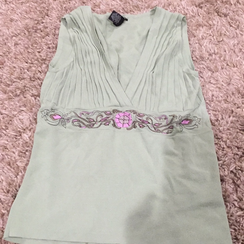 New York and company sweater top 63%rayon 37%nylon
